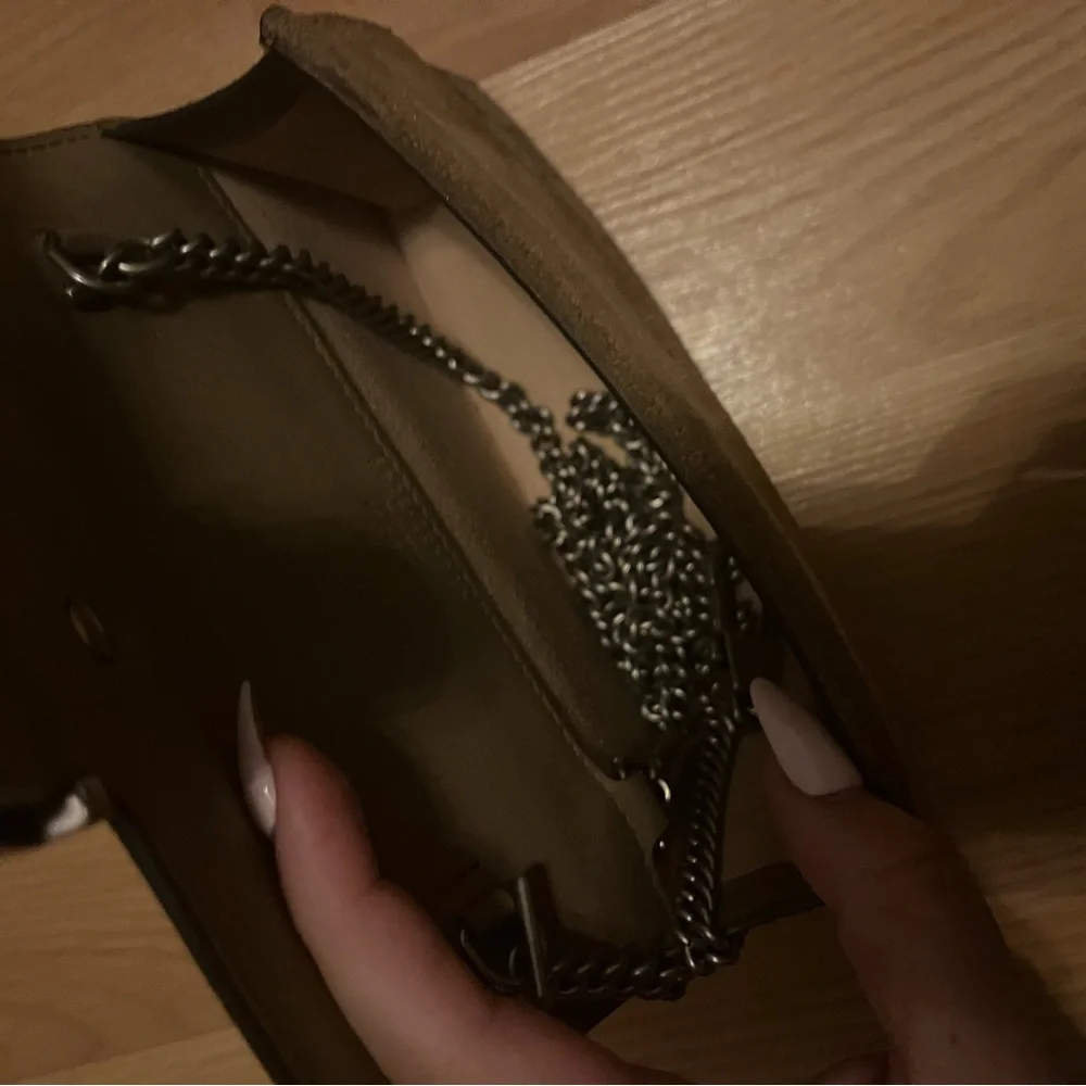 Gucci Beige Monogram Clutch with Snake Detail - Picture 6 of 6
